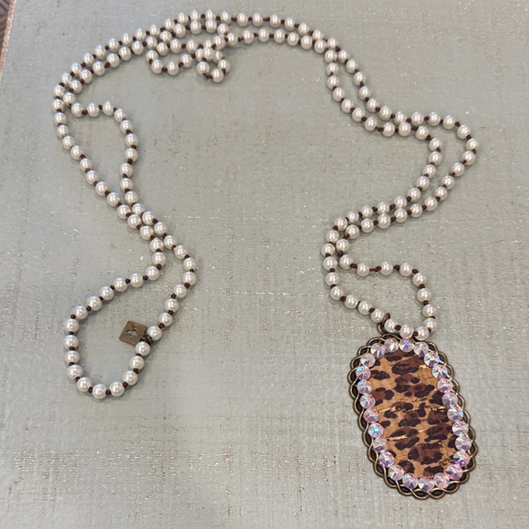 Leopard Print Pendant Necklace with Pearl Beads - Picture 1 of 1